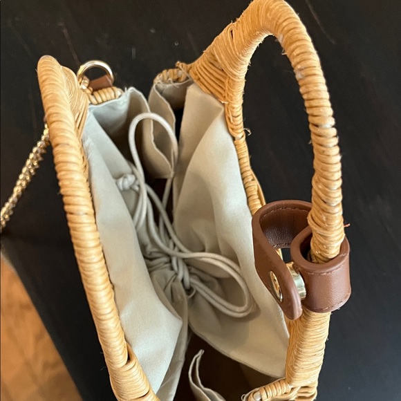 Chic Tan Woven Handbag with Chain Strap - Picture 3 of 4